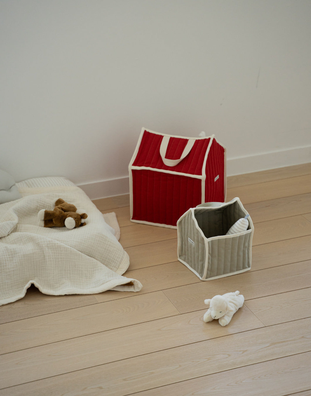 トイハウス レッド Lサイズ / Toy House Red L